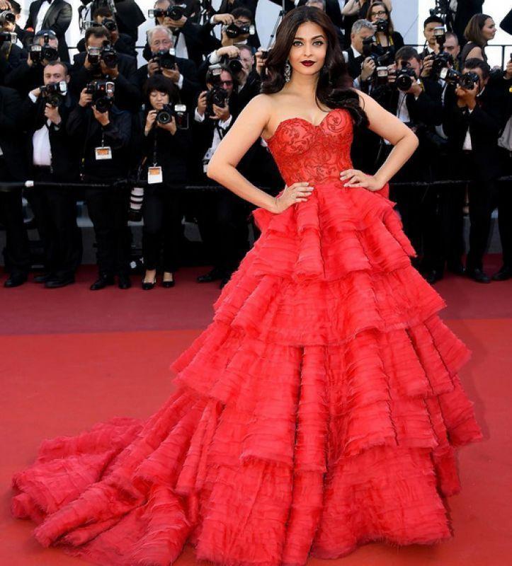 Aishwarya Rai Bachchan’s Off-the-Shoulder Dress is truly high fashion - 4