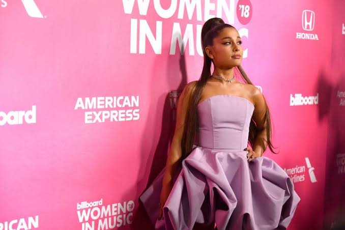 Ariana Grande’s Ravishing Strapless Outfits That Are Pure Fashion Goals - 2