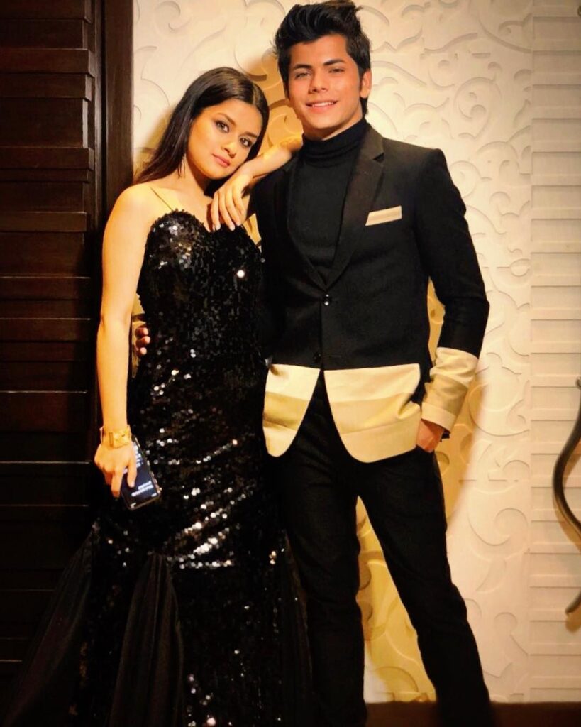 Avneet Kaur and Siddharth Nigam Look Stunning Twinning In Black! - 0