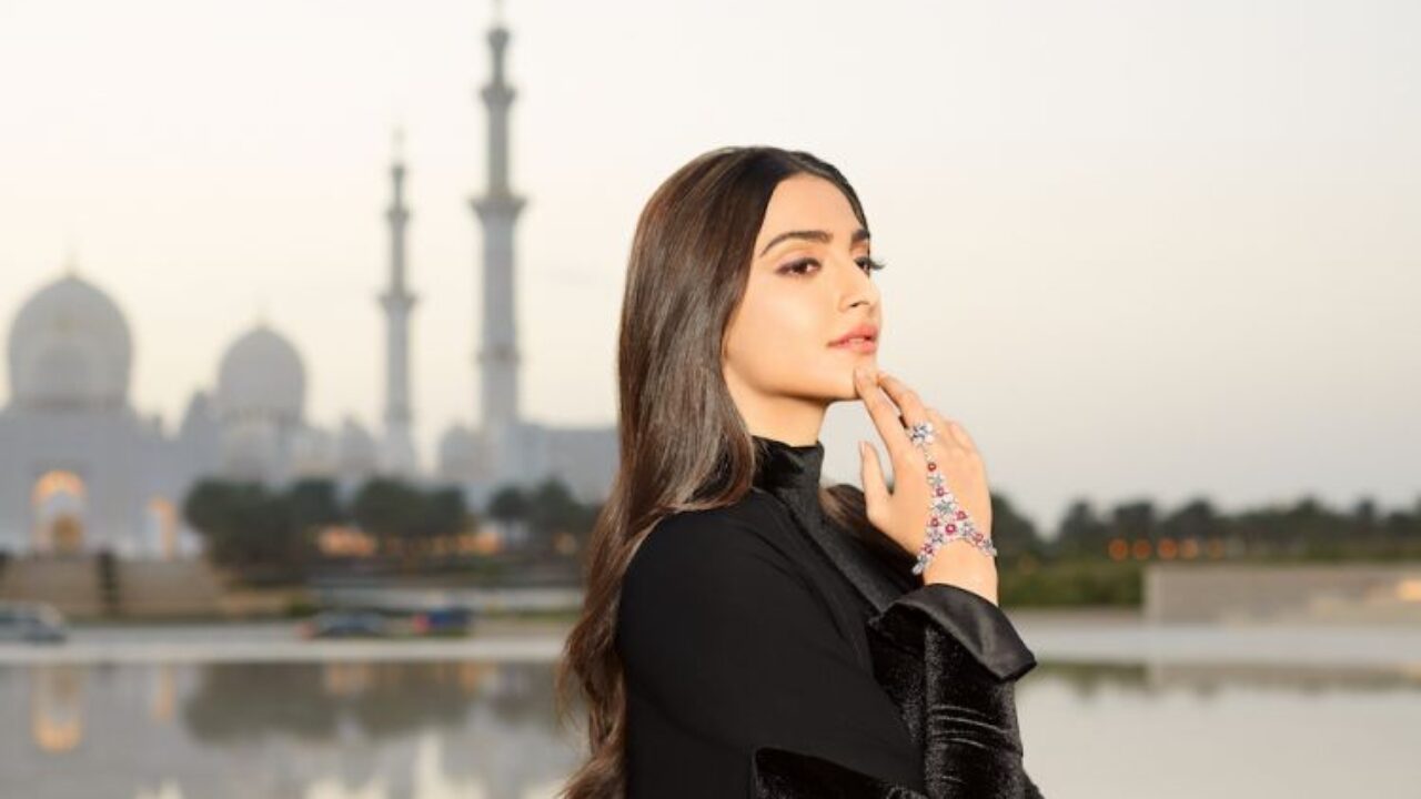 Fashion Icon Sonam Kapoor unveils the Jannah Collection, See Pics 1