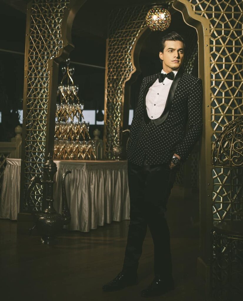 Mohsin Khan Looks HOT In These Black Outfits, See pics - 3