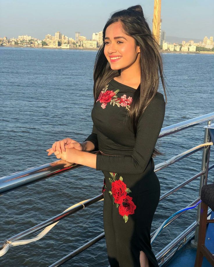 Jannat Zubair’s Black Outfit Collections - 4