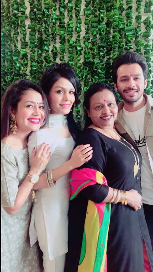 Meet the real family of popular singer Neha Kakkar - 2