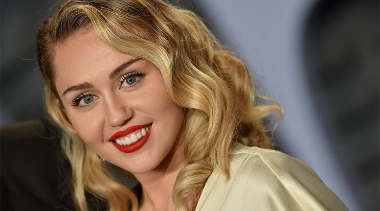 Miley Cyrus and her hairstyles that you can copy 2