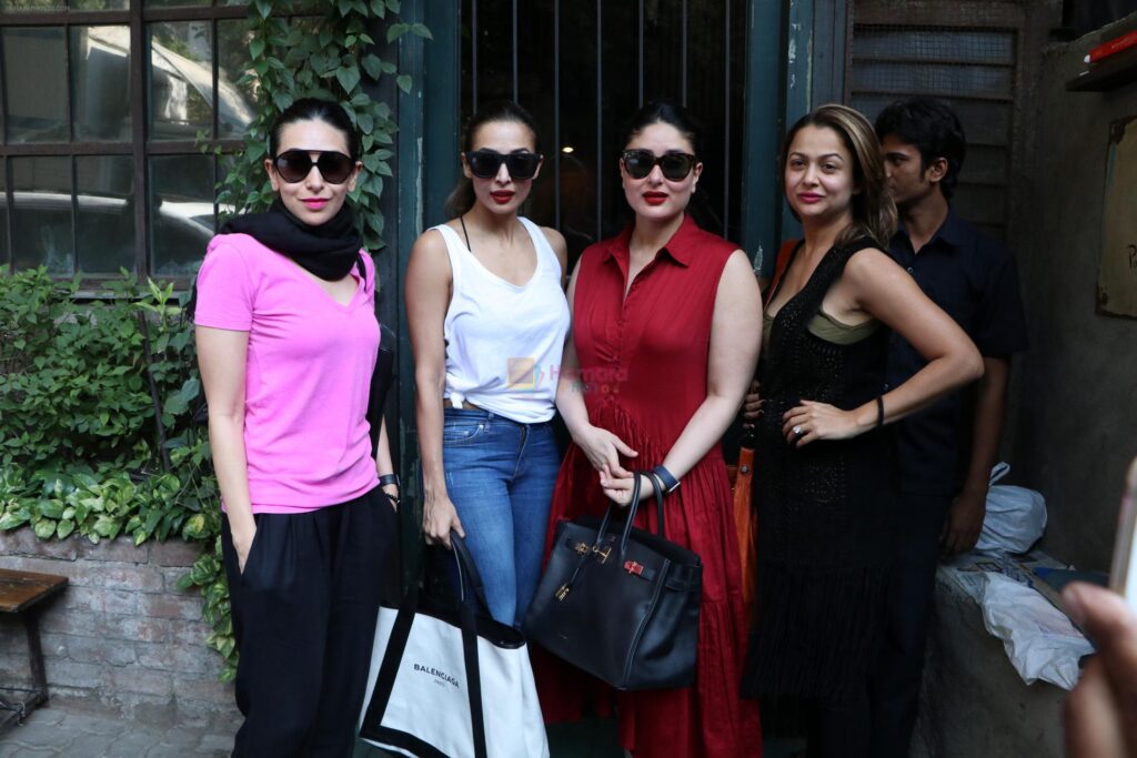 Pictures of Kareena Kapoor, Karisma Kapoor, Amrita Arora, Malaika Arora give us friendship goals - 0