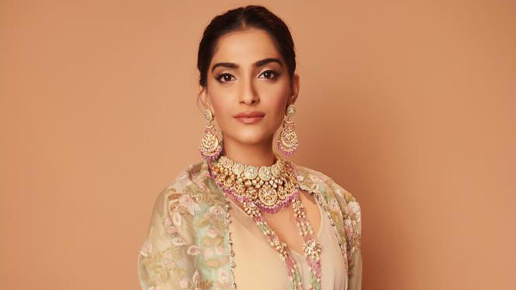 Let’s take some unusual inspiration from Sonam Kapoor’s Love of reading books - 4