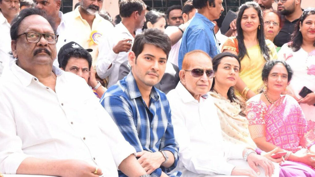 Superstar Mahesh Babu present at the inaugural ceremony of actress Vijaya Nirmala's statue