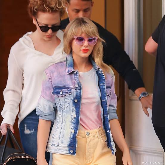 5+ Times Taylor Swift’s Proved That Her Jeans Are Best Friends - 3