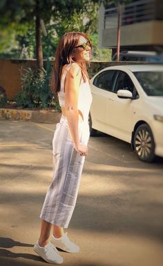 Take tips from Niti Taylor: Amazing hacks to style yourself with a white tee and white sneakers - 2