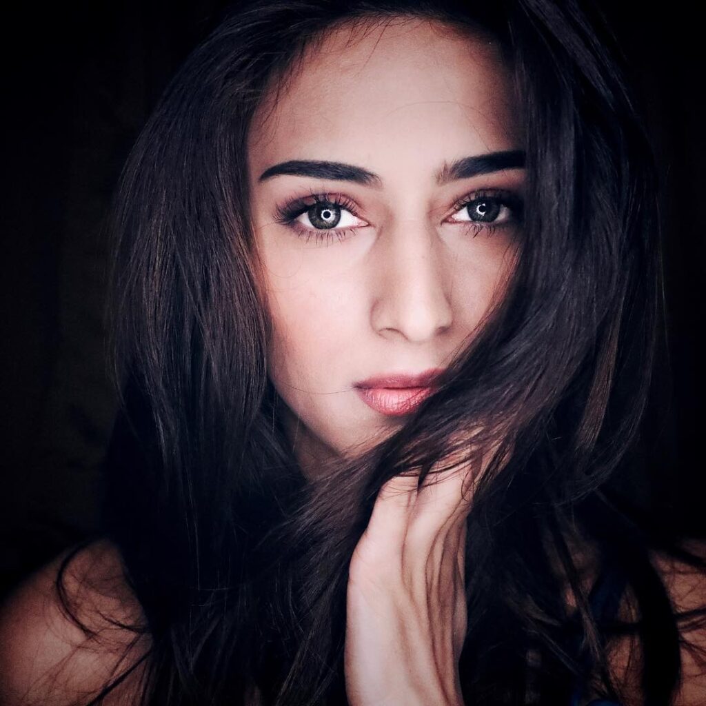 These Erica Fernandes hairstyles never fail to inspire us - 0