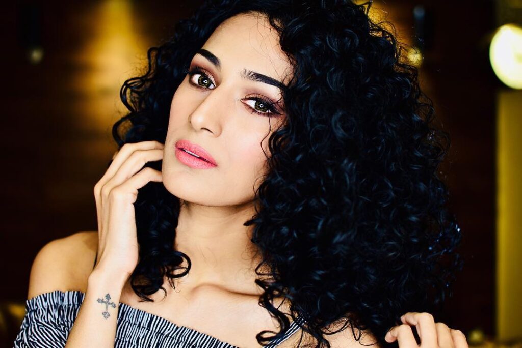 These Erica Fernandes hairstyles never fail to inspire us - 6