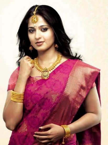 10 Anushka Shetty’s PERFECT outfits for a wedding ceremony - 6