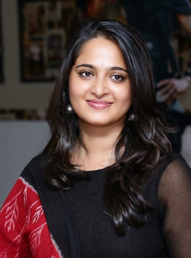 Anushka Shetty sets the temperature soaring in a black outfit! - 1