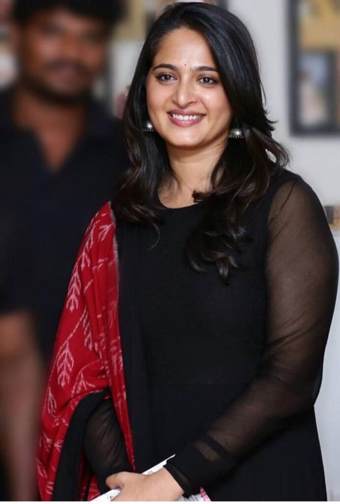 10 Anushka Shetty’s PERFECT outfits for a wedding ceremony - 1