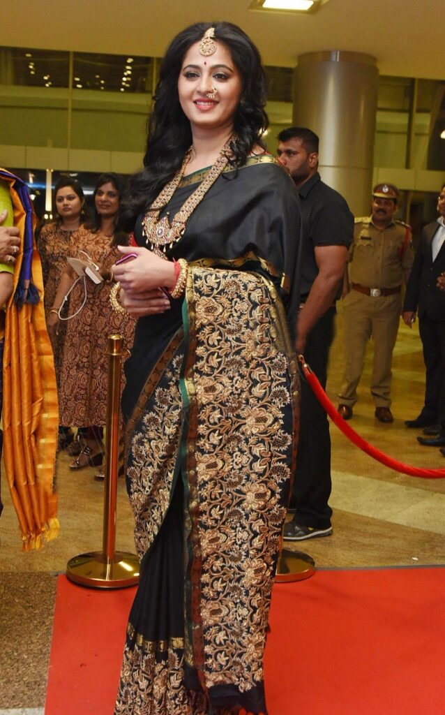 10 Anushka Shetty’s PERFECT outfits for a wedding ceremony - 0