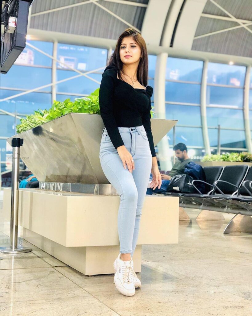 Arishfa Khan Is Just Killing Casual Fashion Game, See Pics - 2