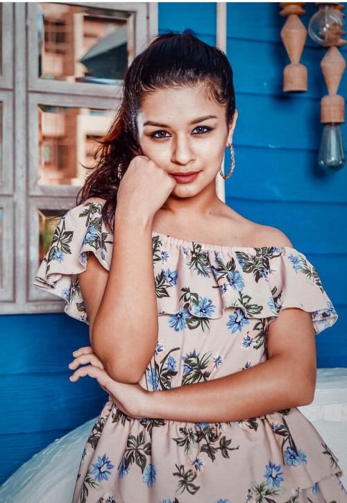 Avneet Kaur vs Arishfa Khan: Who looks gorgeous in a floral outfit? - 1