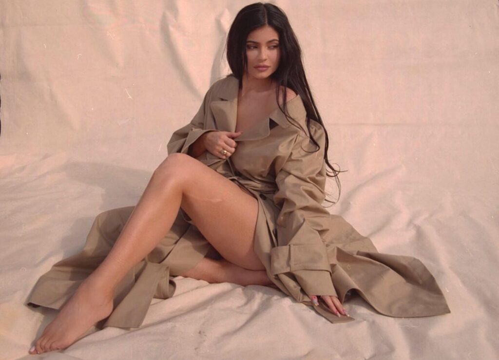 Kim Kardashian vs Kylie Jenner: Who is more hottie? - 4