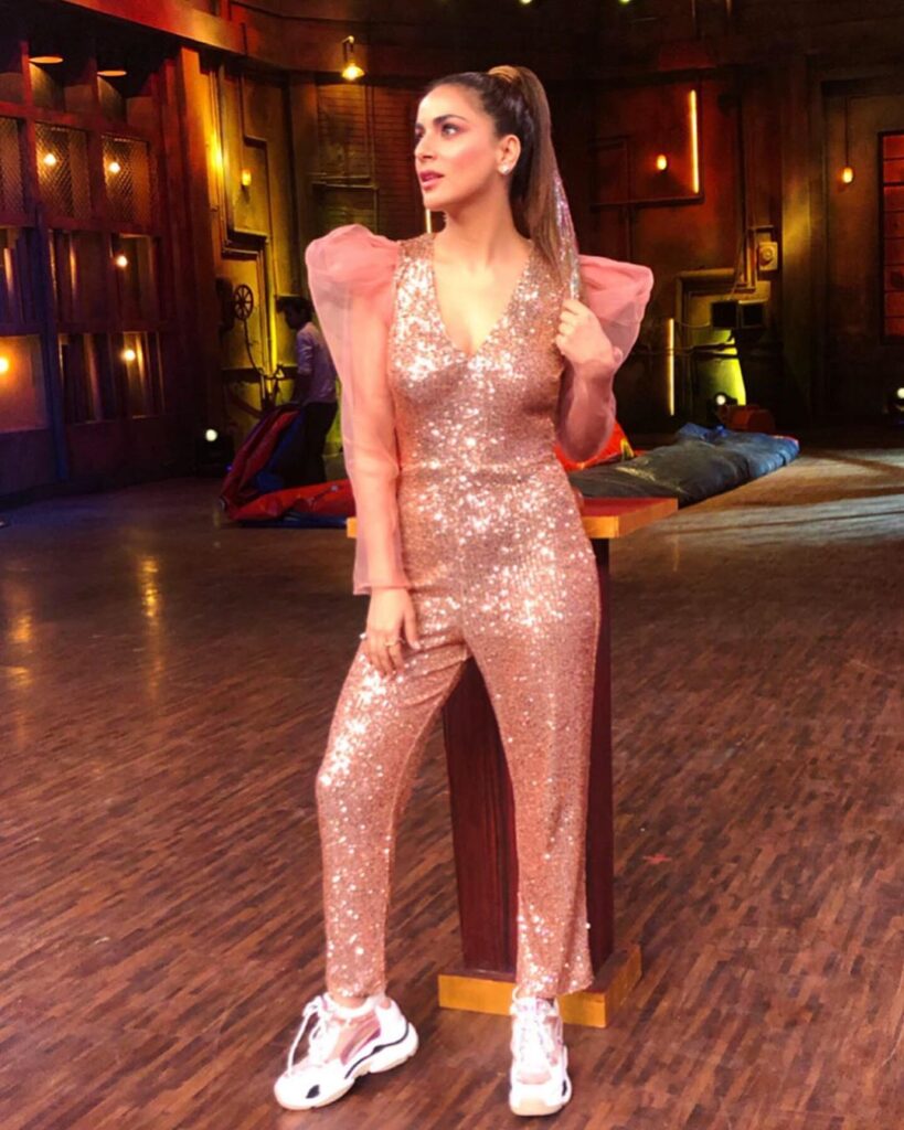 Kundali Bhagya actress Shraddha Arya Instagram Posts Shows Her Love For Glitter Outfit, See Pics Inside - 5