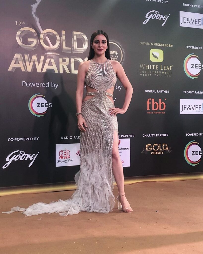 Kundali Bhagya actress Shraddha Arya Instagram Posts Shows Her Love For Glitter Outfit, See Pics Inside - 3