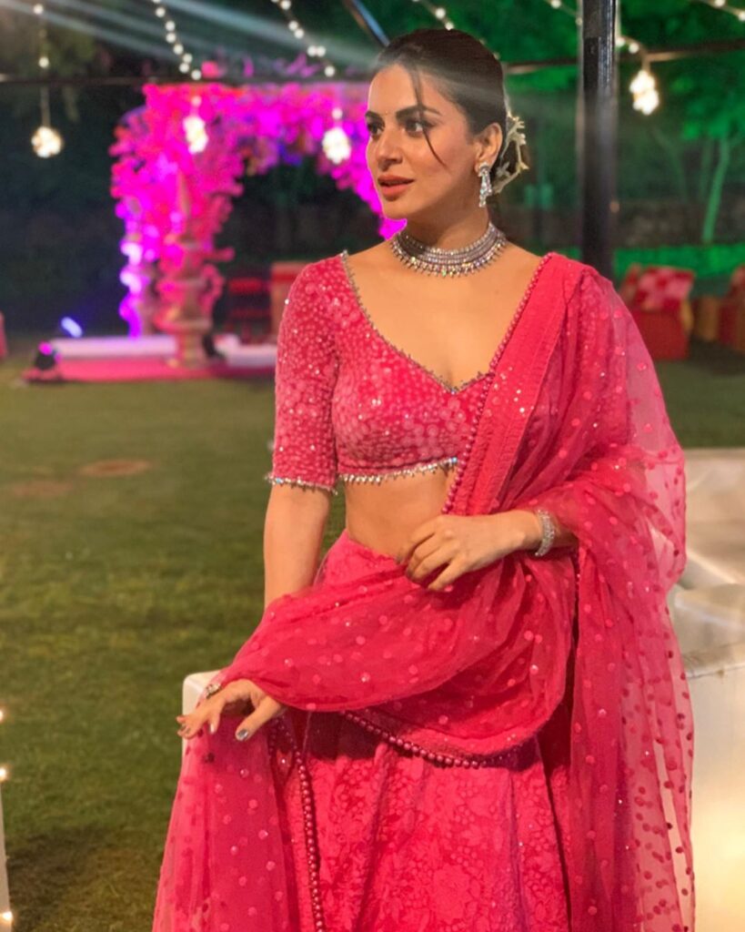 Kundali Bhagya actress Shraddha Arya Instagram Posts Shows Her Love For Glitter Outfit, See Pics Inside - 1