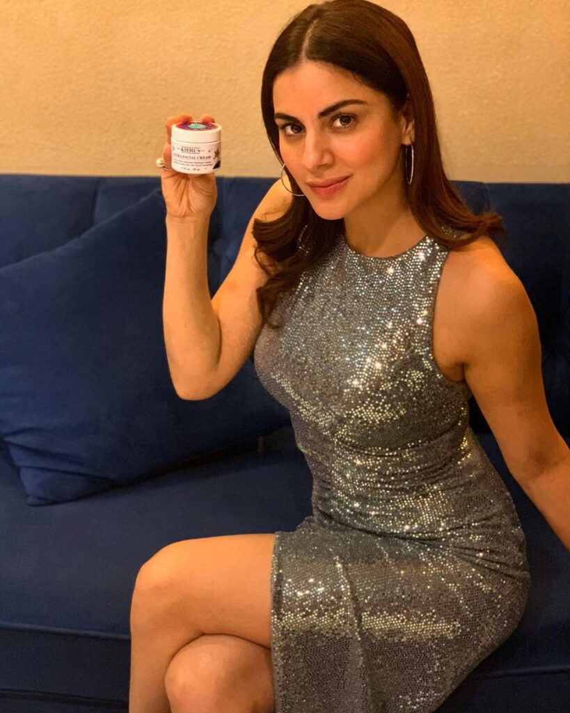 Kundali Bhagya actress Shraddha Arya Instagram Posts Shows Her Love For Glitter Outfit, See Pics Inside - 2