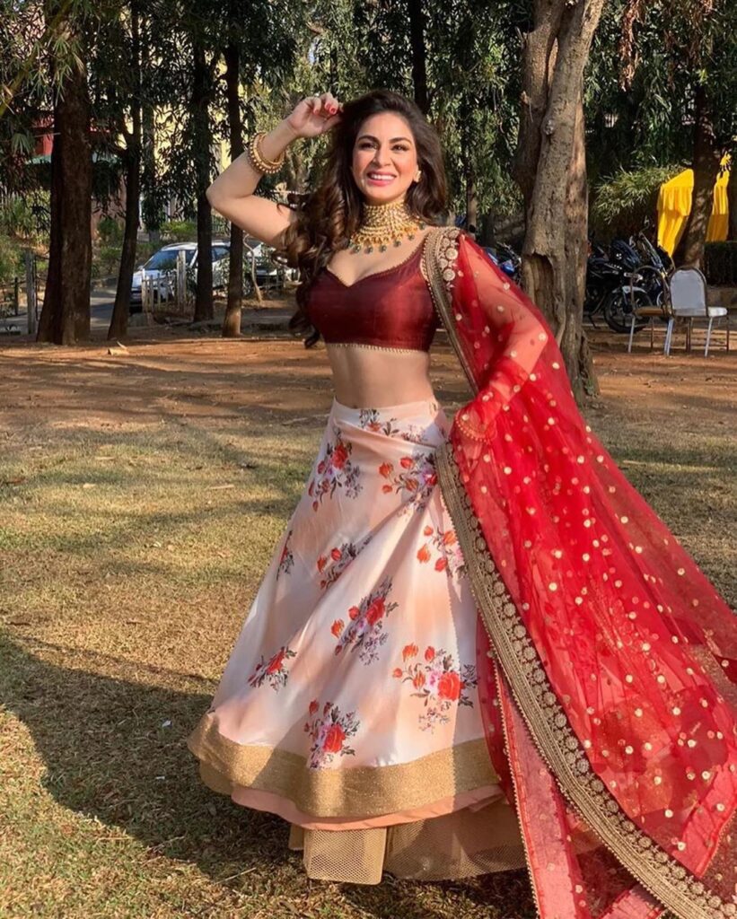 Kundali Bhagya actress Shraddha Arya looks dreamy as she twirls in peach lehenga during Holi - 0