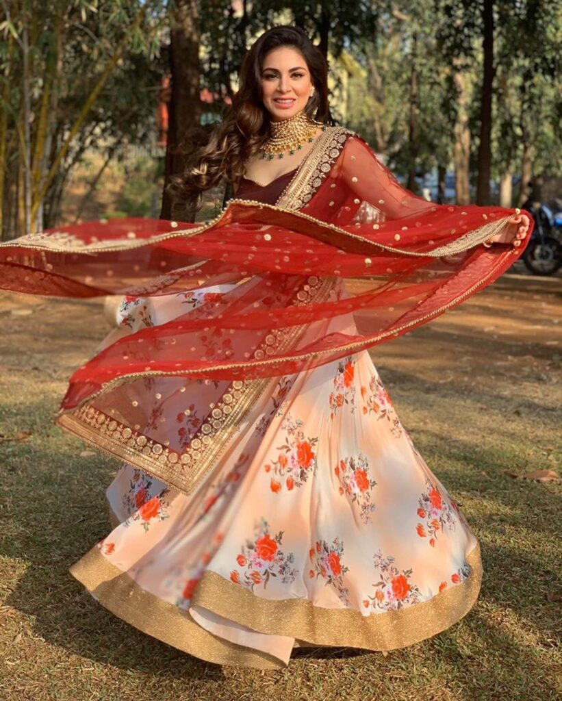 Kundali Bhagya actress Shraddha Arya looks dreamy as she twirls in peach lehenga during Holi - 1