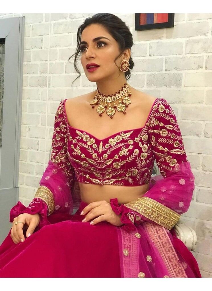 Shraddha Arya, Shivangi Joshi, Surbhi Jyoti, Anita Hassanandani: 4 Evergreen And Trendy Saree Blouse Designs - 0