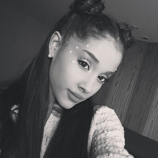 How To Pose For Perfect Instagram Click? Take Tips From Ariana Grande - 1