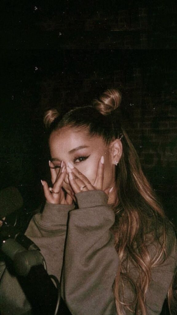 How To Pose For Perfect Instagram Click? Take Tips From Ariana Grande - 0