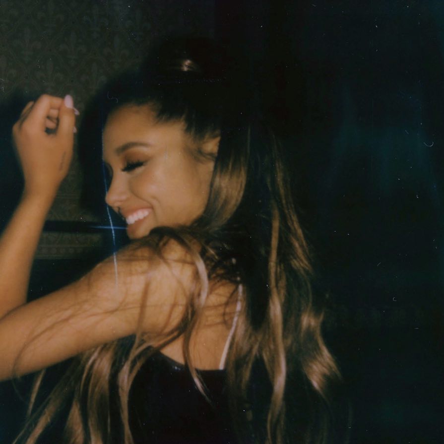 How To Pose For Perfect Instagram Click? Take Tips From Ariana Grande - 2