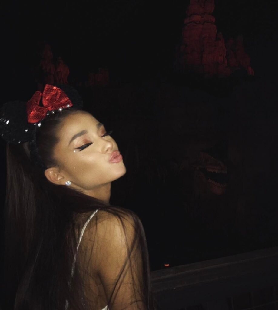 How To Pose For Perfect Instagram Click? Take Tips From Ariana Grande - 5