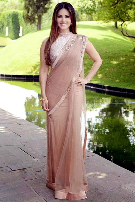 Bollywood Actress looks drop-dead gorgeous in saree - 0