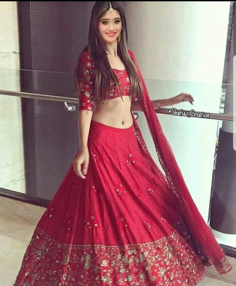 Take an Inspiration from Shivangi Joshi’s lehenga choli looks with maang tika to enhance your look on the big day - 2