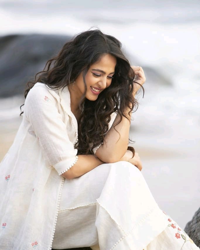 These pictures of Anushka Shetty show her obsession for white color - 1