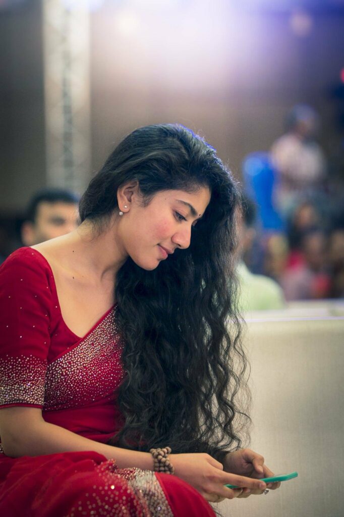 Samantha Akkineni and Sai Pallavi Looking Hot in Red Saree, Check Pictures - 3