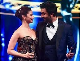 Ultimate Ranbir Kapoor-Alia Bhatt Romantic Moments Caught On Camera - 0