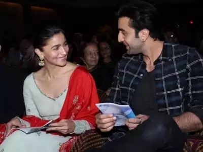 Ultimate Ranbir Kapoor-Alia Bhatt Romantic Moments Caught On Camera - 5