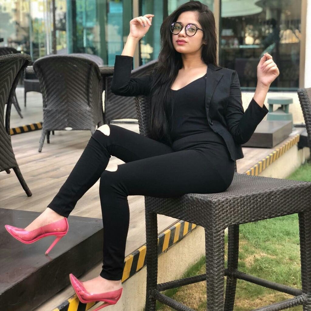 10 Pictures That Prove That Jannat Zubair Can Carry of Anything with Ease! - 8