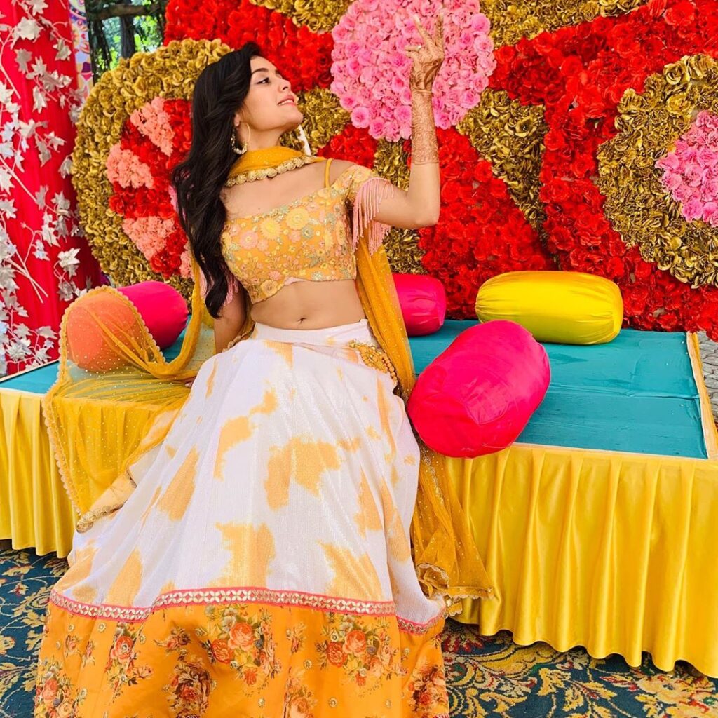 8 Pictures That Prove That Rhea Sharma Can Carry Anything With Ease! - 4