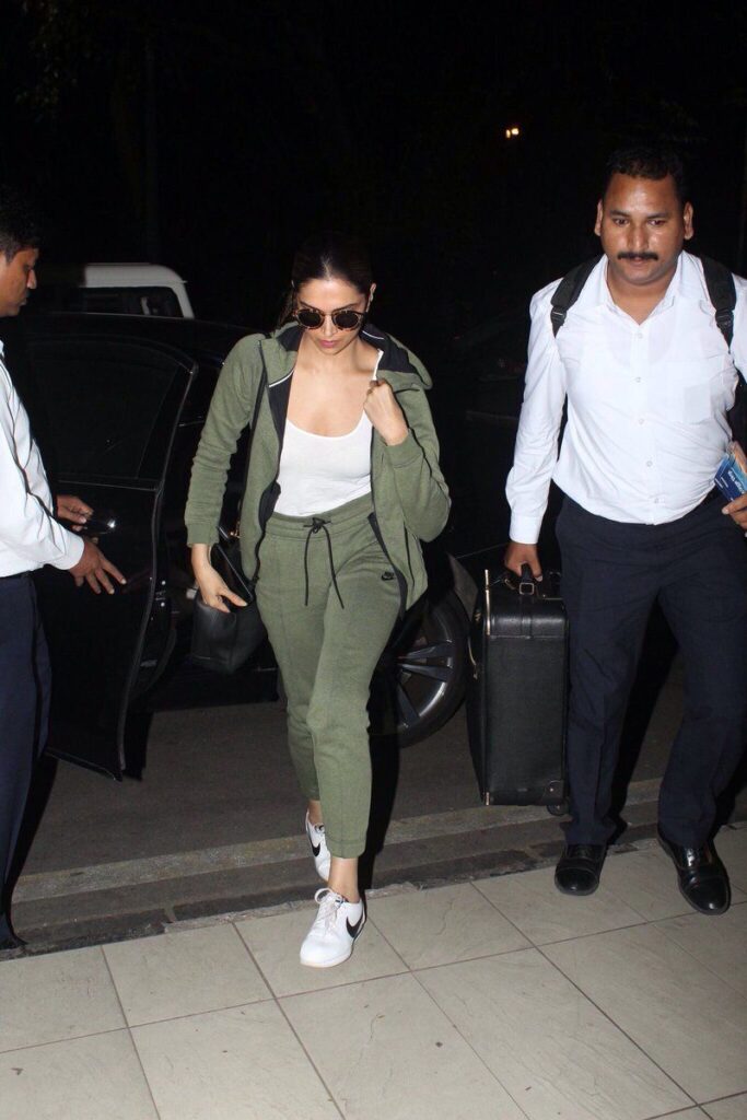 Airport Diaries: Deepika Padukone, Aishwarya Rai Bachchan, Priyanka Chopra Jonas, Kareena Kapoor Khan’s Casual Style Is Effortlessly Chic! - 10