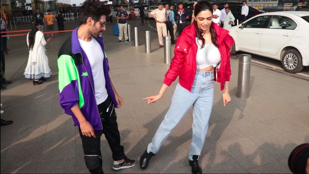 Airport Diaries: Deepika Padukone, Aishwarya Rai Bachchan, Priyanka Chopra Jonas, Kareena Kapoor Khan’s Casual Style Is Effortlessly Chic! - 11