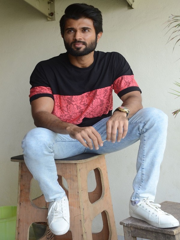 Allu Arjun, Prabhas, Yash, Vijay Deverakonda: 10 Best Dressed Casual Outfit Like A Pro! - 8