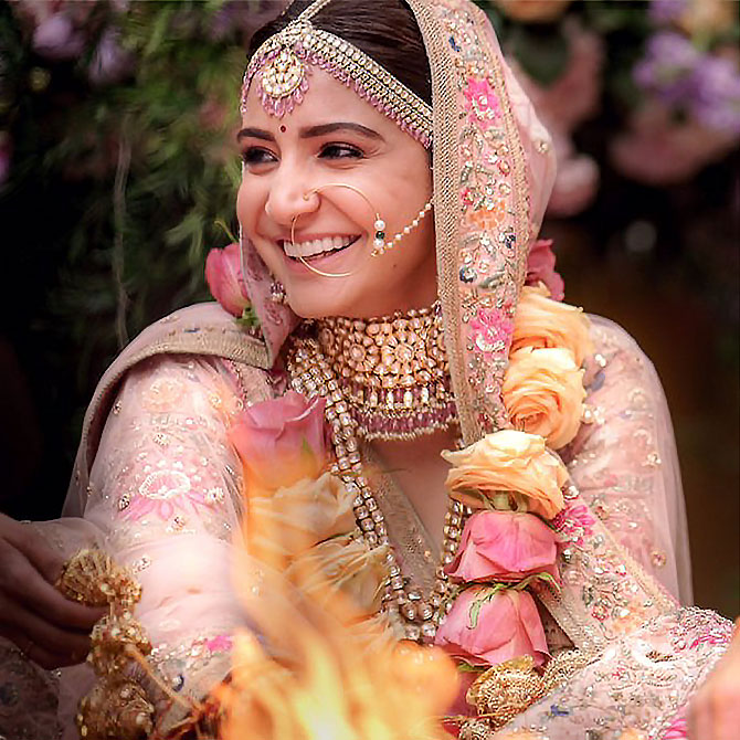 Anushka Sharma, Aishwarya Rai Bachchan, Kareena Kapoor Khan, Priyanka Chopra Jonas: 10 Times Bollywood celebs chose to wear Sabyasachi wedding outfits - 6