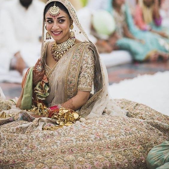 Anushka Sharma, Aishwarya Rai Bachchan, Kareena Kapoor Khan, Priyanka Chopra Jonas: 10 Times Bollywood celebs chose to wear Sabyasachi wedding outfits - 7