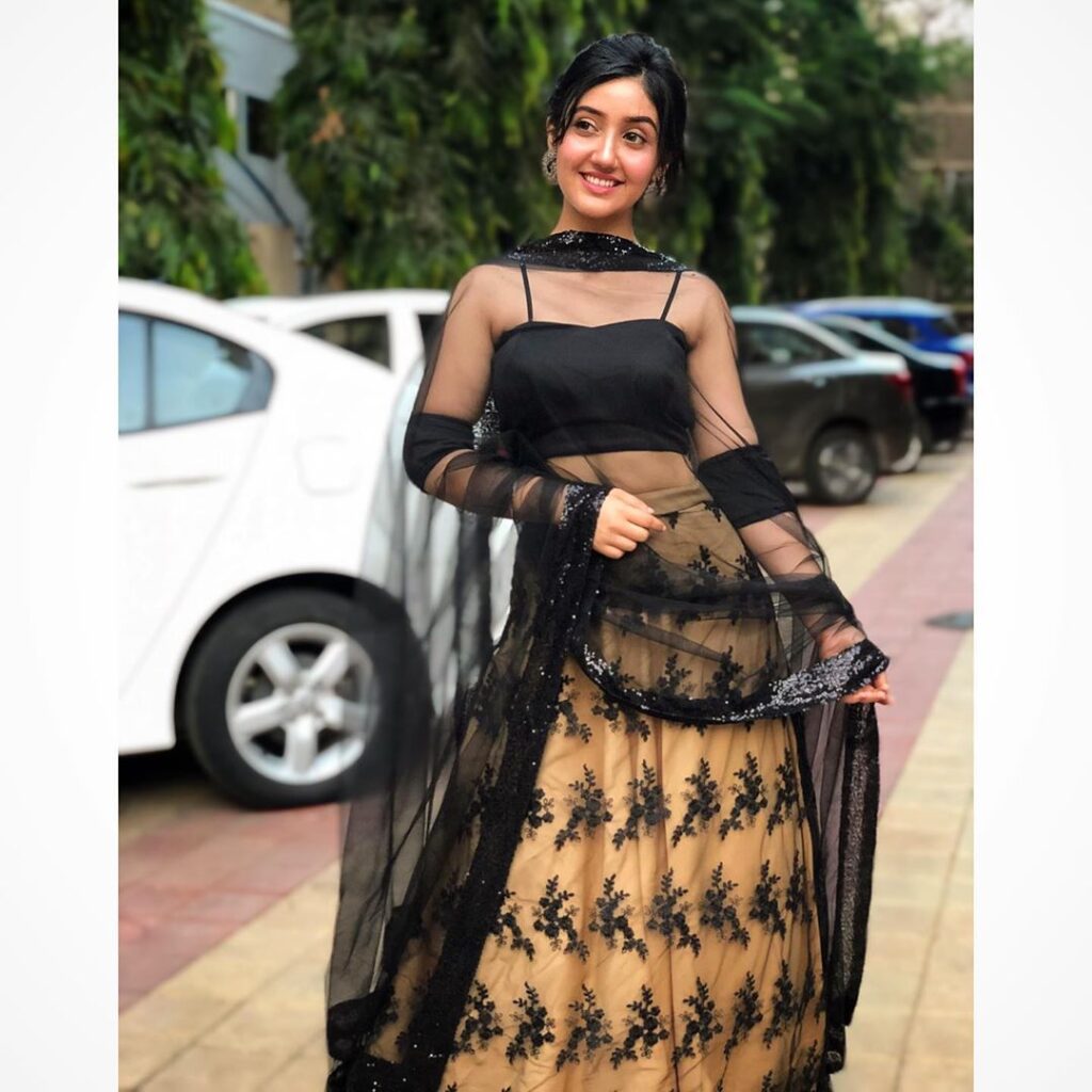 Take Tips from Jannat Zubair, Avneet Kaur, Ashnoor Kaur On How to Wear Lehenga Dupatta in Different Styles - 1