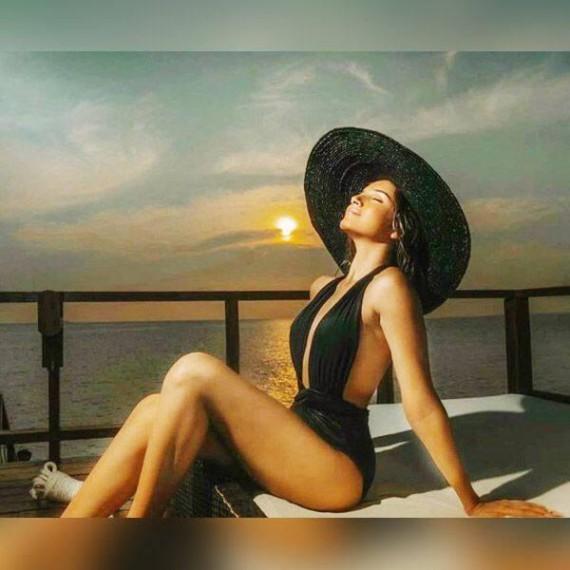 Disha Patani And Tara Sutaria flaunting their curves in a hot bikini! Checkout Photos - 3