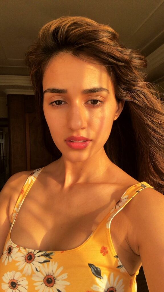 Disha Patani, Kareena Kapoor, Katrina Kaif, Sonakshi Sinha: Who nailed the selfie game with no make-up looks? - 1