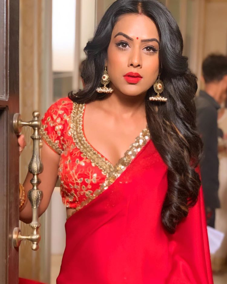 Drashti Dhami, Nia Sharma, Sanaya Irani, Surbhi Jyoti: TV Actresses Who Stole Heart In Red Saree - 3